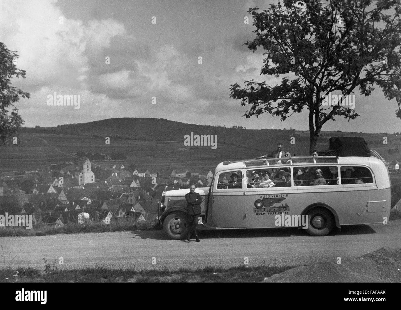 Reisebus der Kölner Reisegesellschaft Friedrich Hölstenbach bei einer Pause vor Gammertingen auf der Schwäbischen Alb, Deutschland 1930er Jahre. Coach of the Cologne based travel company Friedrich Hoelstenbach having a break near Gammertingen in Wurttemberg, Germany 1930s. Stock Photo