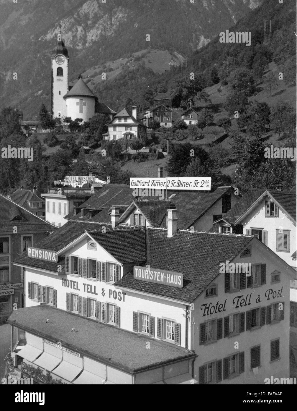 Hotel Tell und Post in der Stadt Flüelen in der Schweiz, 1930er Jahre. Hotel Tell and post station at the city of Fluelen, Switzerland 1930s. Stock Photo