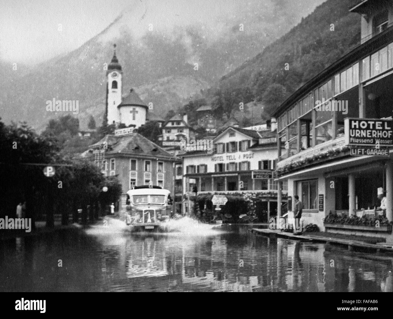 Hochwasser in Flüelen im Kanton Uri in der Schweiz, 1930er Jahre. Flood at Fluelen at Uri canton Switzerland, 1930s. Stock Photo