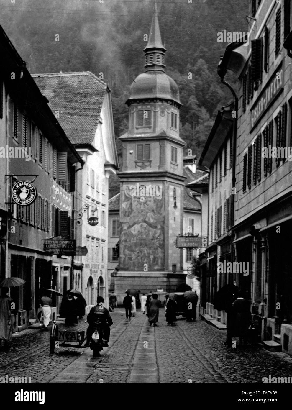 Geschäftsstraße mit Kirche in Altdorf, Schweiz 1930er Jahre. Shopping street with church at Altdorf, Switzerland 1930s. Stock Photo