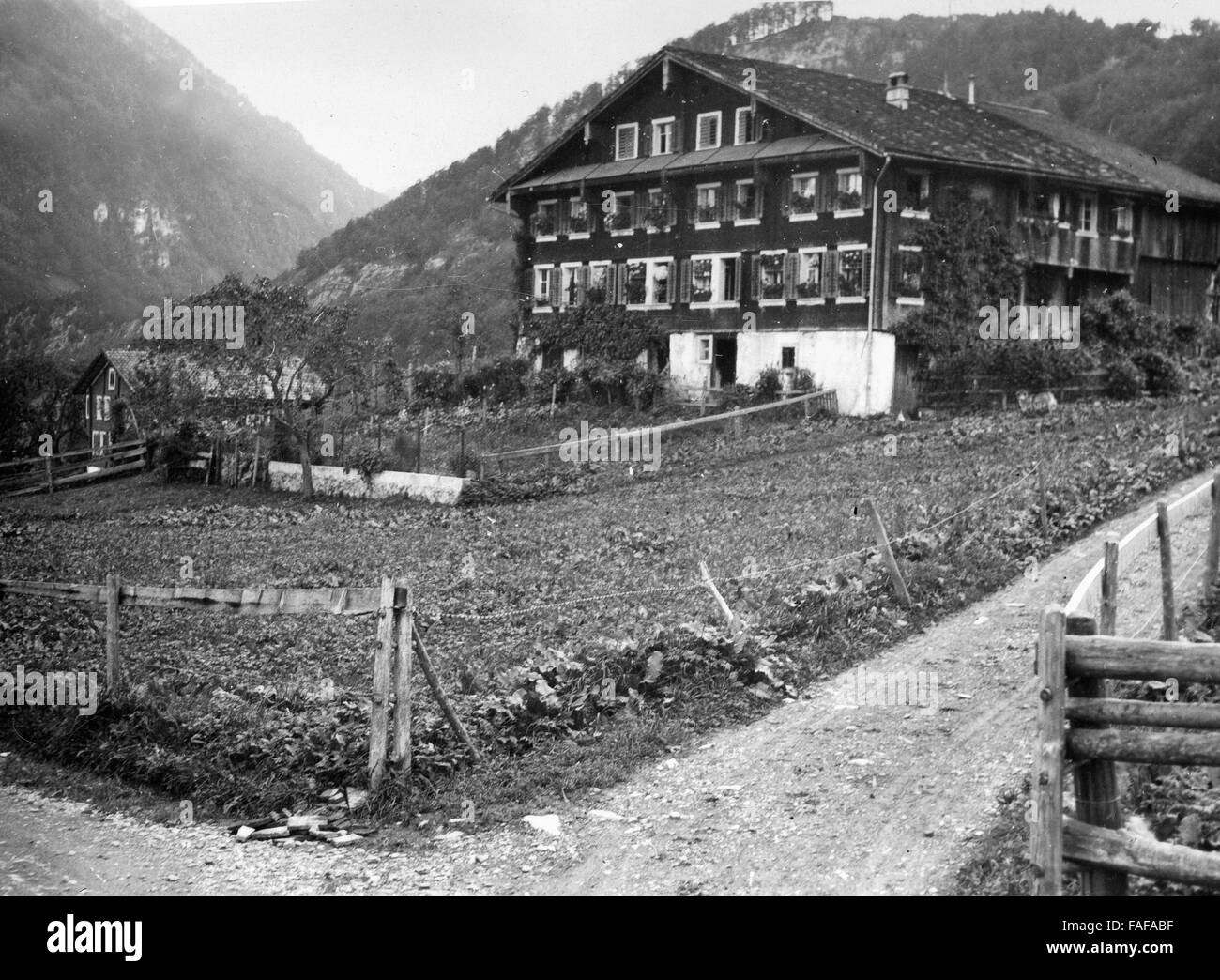 Bergbauernhaus in Seelisberg im Kanton Uri, Schweiz 1930er Jahre. Mountain farmer's house at Seelisberg in Uri canton, Switzerland 1930s. Stock Photo