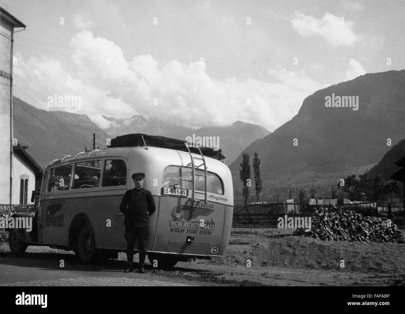 Reisegruppe der Kölner Reisegesellschaft Friedrich Höchstenbach bei Stanstad im Kanton Nidwalden, Schweiz 1930er Jahre. Coach  of Cologne based travel company Friedrich Hoechstenbach near Stanstad at Nidwalden canton, Switzerland 1930s. Stock Photo