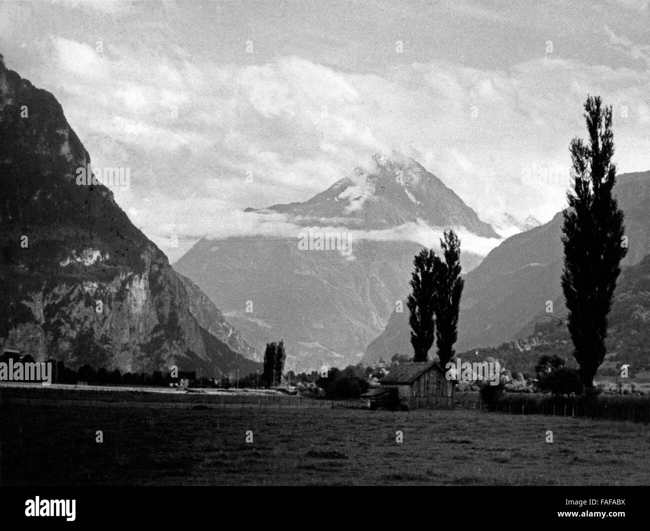 Der Berg Bristen im Kanton Uri von Schattdorf aus gesehen, Schweiz 1930er Jahre. Mount Bristen at Uri canton, seen from Schattdorf, Switzerland 1930s. Stock Photo