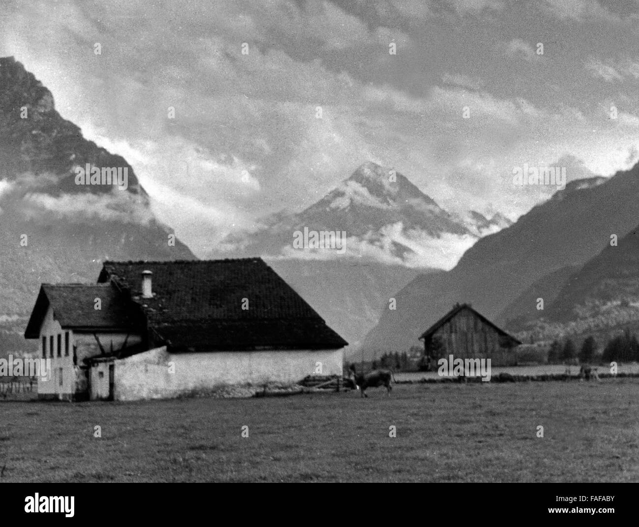 Der Berg Bristen im Kanton Uri von Schattdorf aus gesehen, Schweiz 1930er Jahre. Mount Bristen at Uri canton, seen from Schattdorf, Switzerland 1930s. Stock Photo