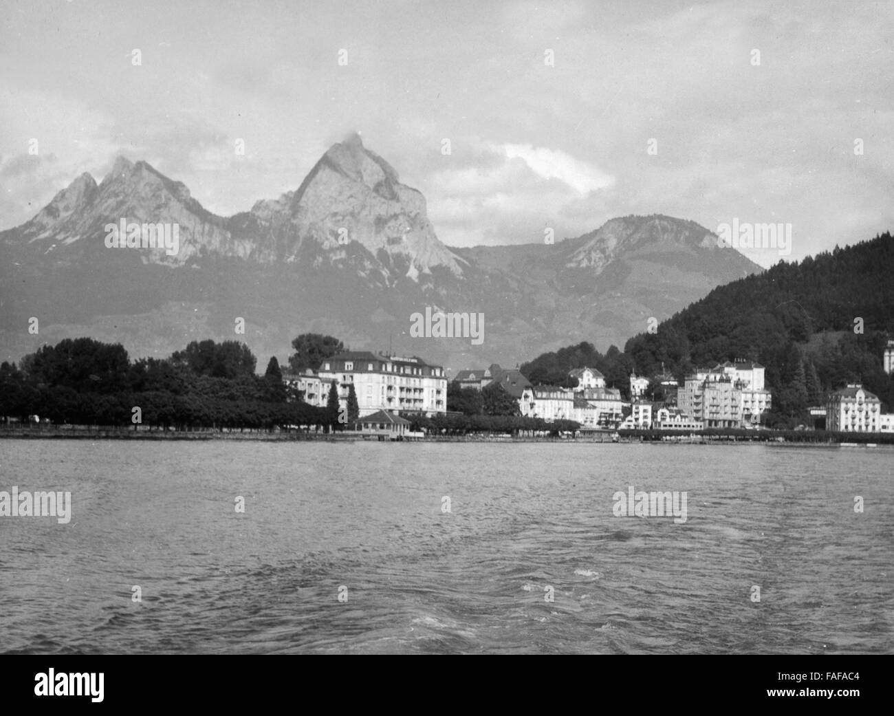 Die Ortschaft Brunnen am Vierwaldstättersee, Schweiz 1930er Jahre. Town of Brunnen on the shore of Lake Lucerne, Switzerland 1930s. Stock Photo