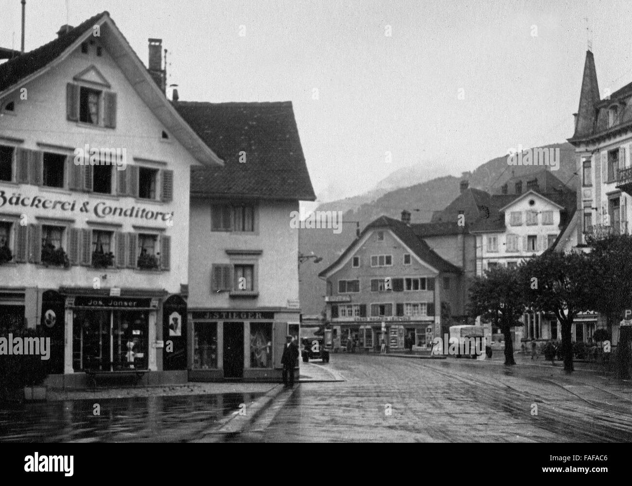 Bäckerei umnd Konditorei von Johann Janser in der Ortschaft Brunnen, Schweiz 1930er Jahre. Johann Janser's bakery at the town of Brunnen, Switzerland 1930s. Stock Photo