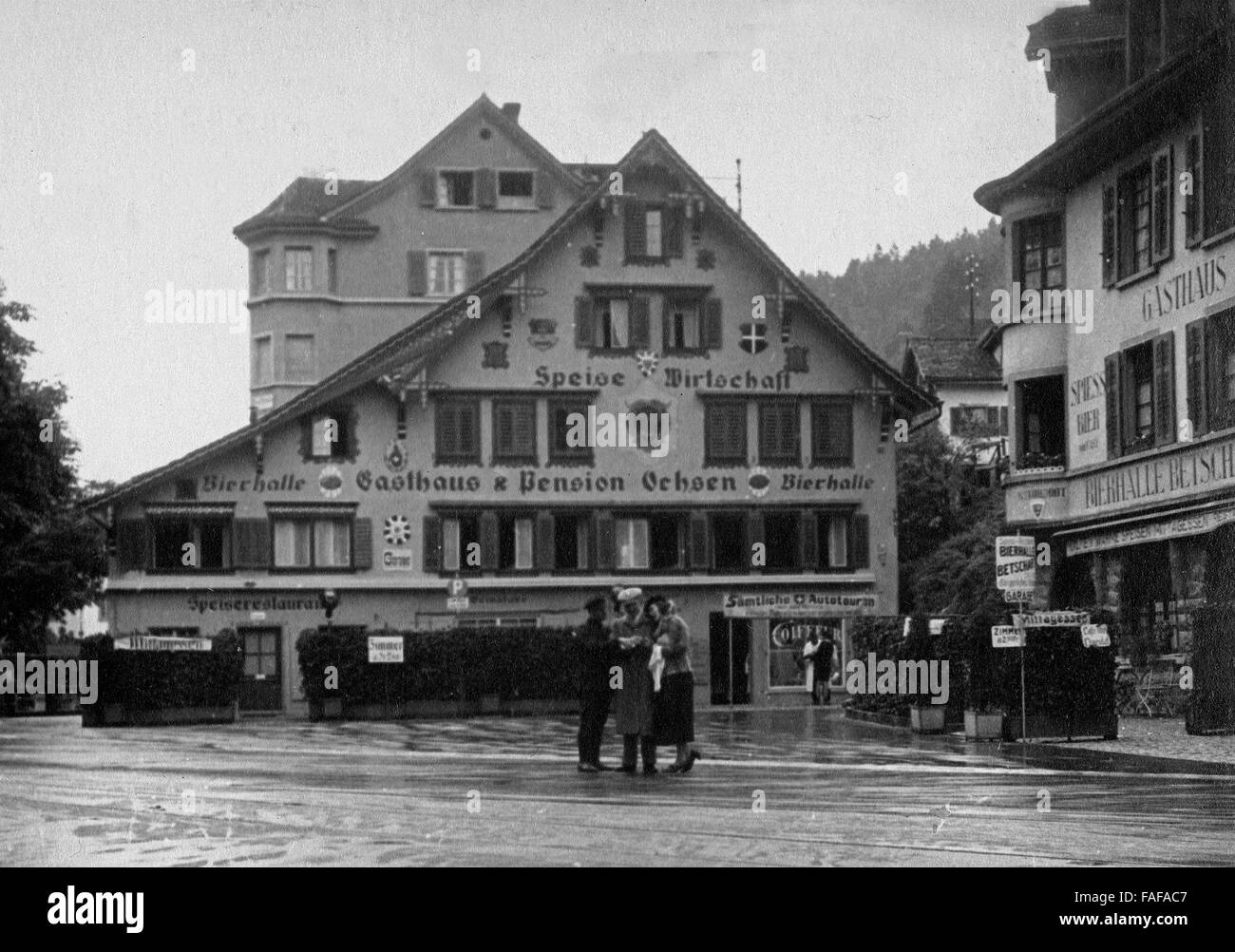 Gasthaus und Pension Ochsen in der Ortschaft Brunnen, Schweiz 1930er Jahre. Hotel and inn 'Ochsen' at the town of Brunnen, Switzerland 1930s. Stock Photo