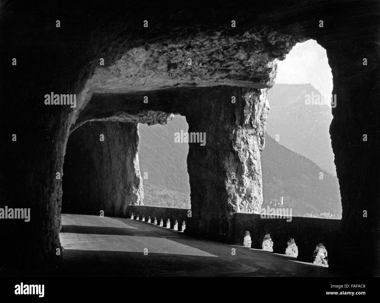 Durchblicke im Tunnel auf der Achsenstrasse im Kanton Uri, Schweiz 1930er Jahre. At the tunnel of a lake sourrounding road at Uri canton, Switzerland 1930s. Stock Photo