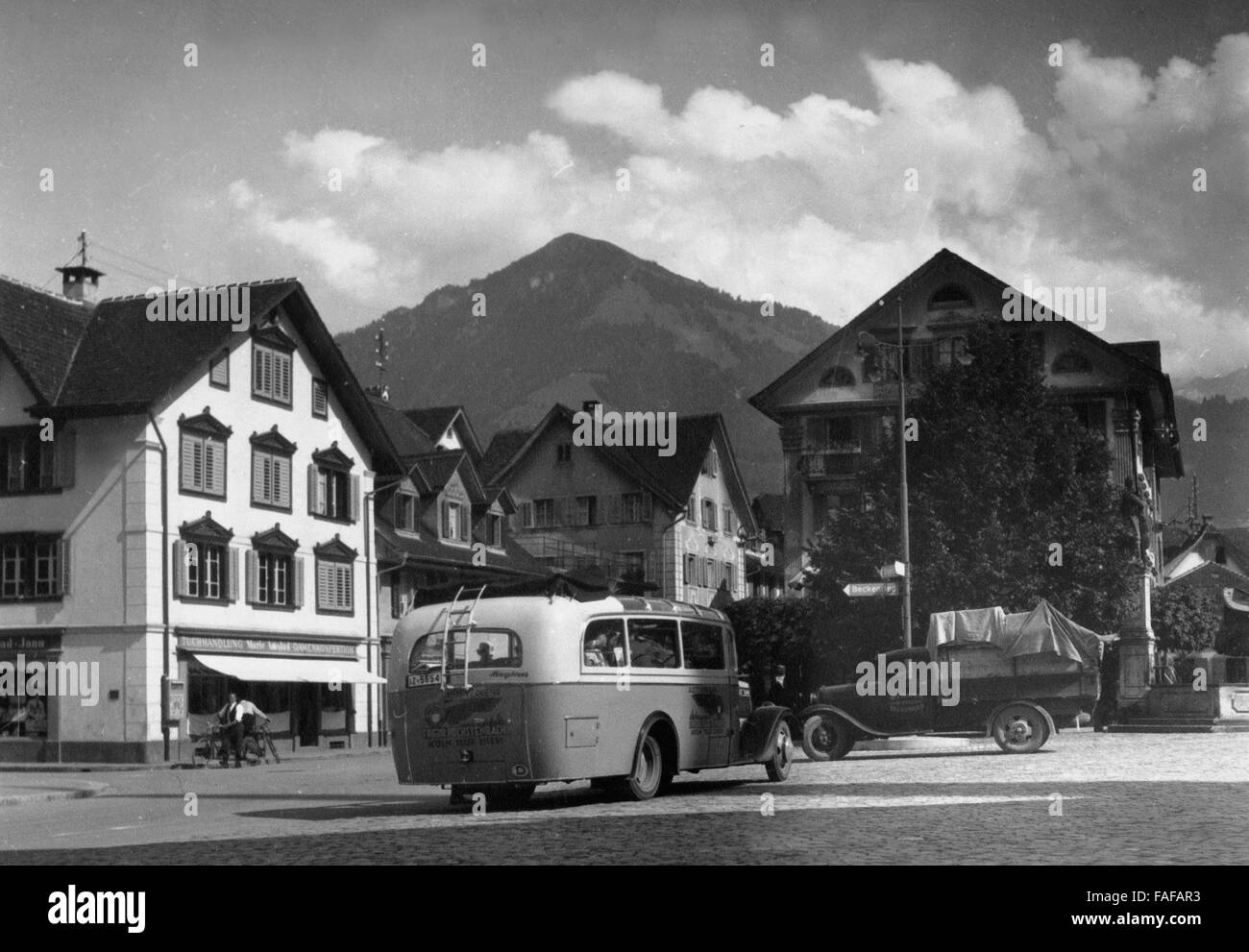 Der Reisebus der Heimatfreunde Köln auf einem Platz in Stans im Kanton Nidwalden, Schweiz 1930er Jahre. The coach of a German tourist group pakring on a square at Stans in Nidwalden canton, Switzerland 1930s. Stock Photo