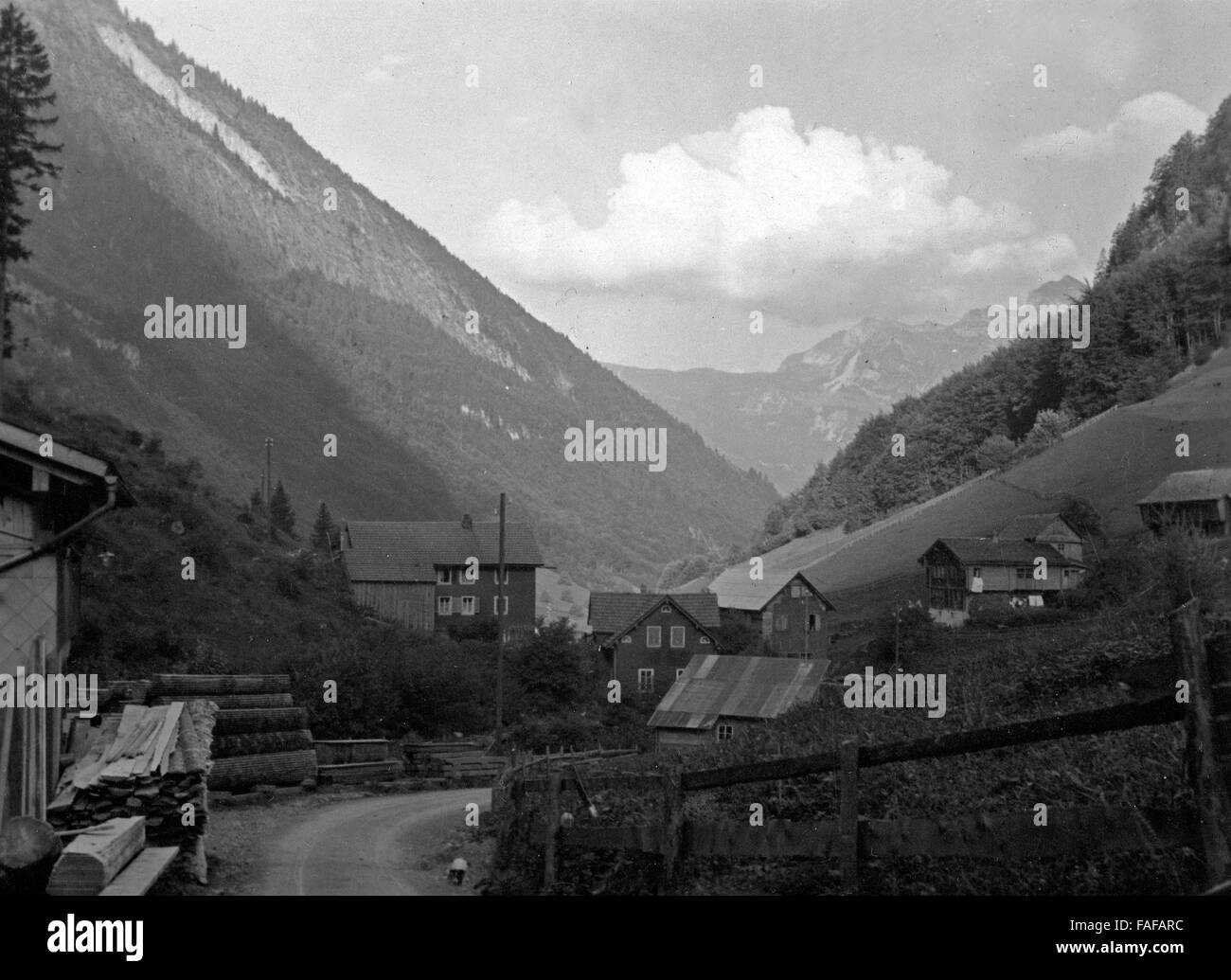 In Isenthal im Kanton Uri, Schweiz 1930er Jahre. At Isenthal valley at Uri canton, Switzerland 1930s. Stock Photo