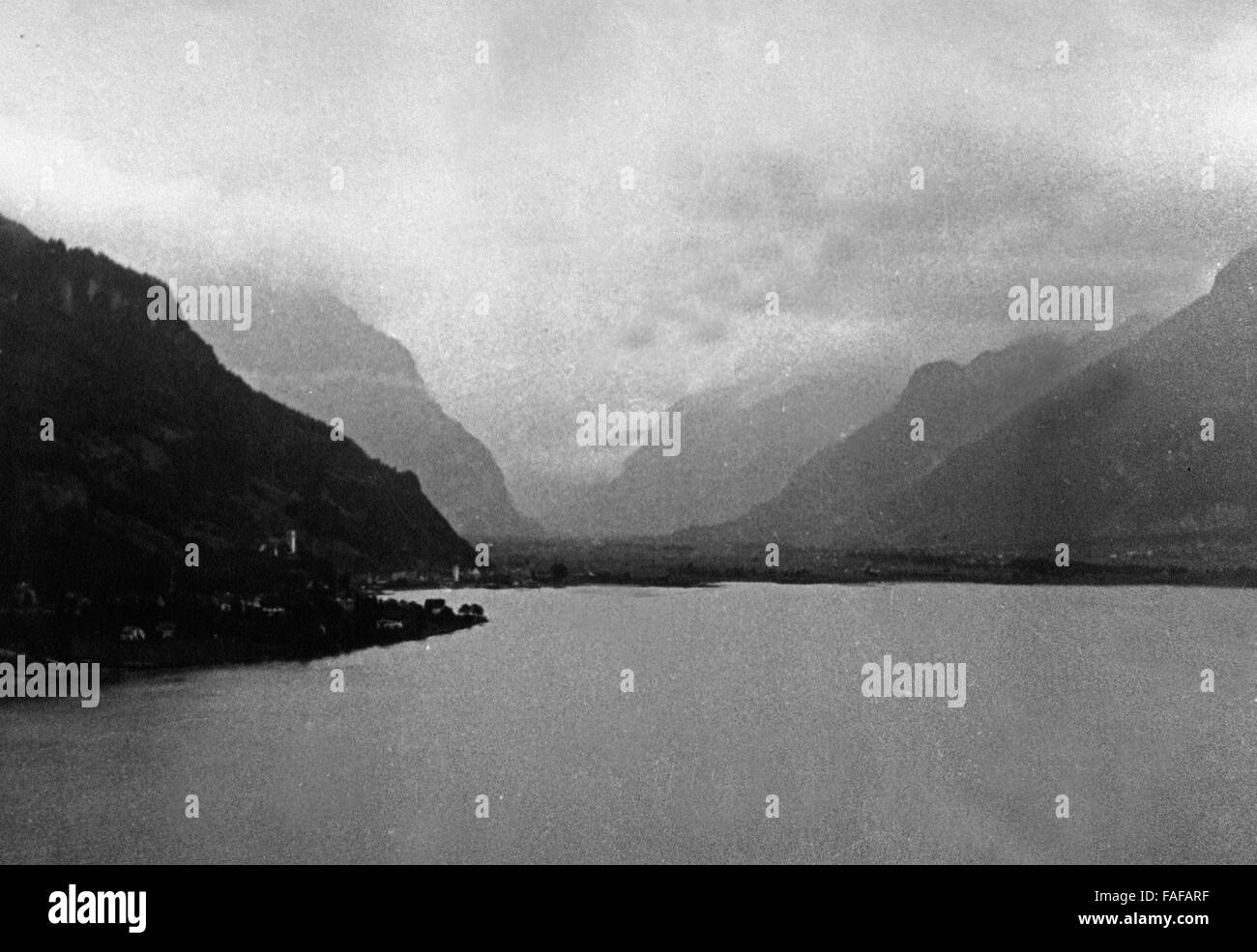 Malerisches Panorama im Kanton Uri, Schweiz 1930er Jahre. Scenic panorama with mountain range and lake at Uri canton, Switzerland 1930s. Stock Photo