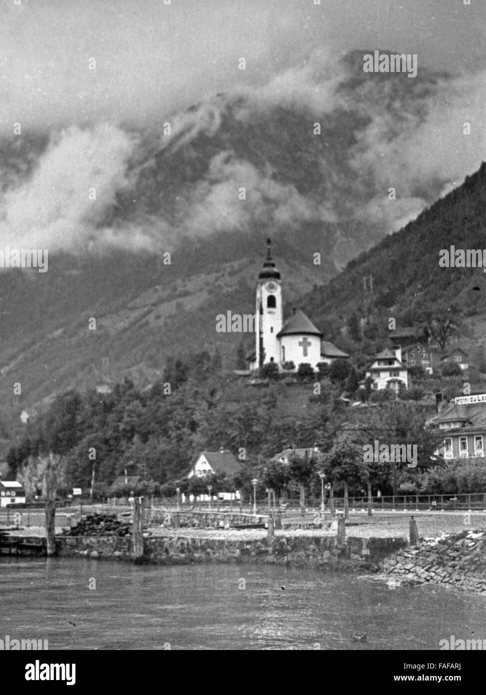 Die Herz Jesu Pfarrkirche in Flüelen im Kanton Uri, Schweiz 1930er Jahre. Herz Jesu church at Fluelen in Uri canton, Switzerland 1930s. Stock Photo