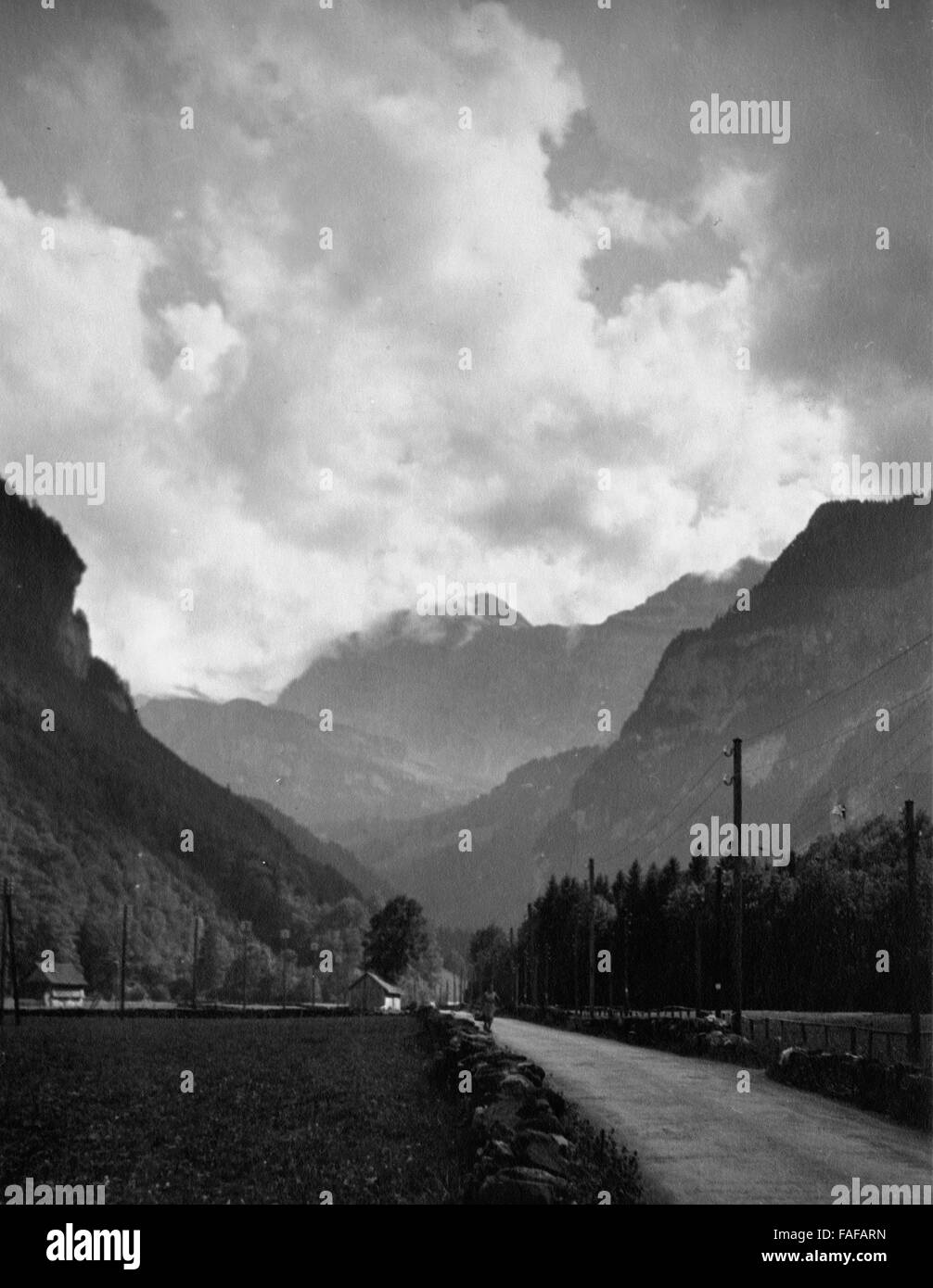 Auf dem Weg nach Engelberg im Kanton Obwalden, Schweiz 1930er Jahre. On the road to Engelberg in Obwalden canton, Switzerland 1930s. Stock Photo