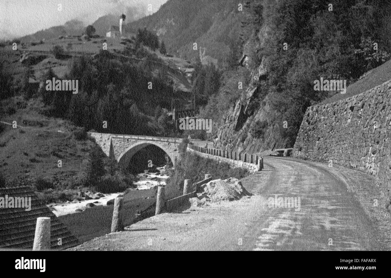 Die Furkapassstrasse im Kanton Uri, Schweiz 1930er Jahre. Furka mountain pass at Uri canton, Switzerland 1930s. Stock Photo