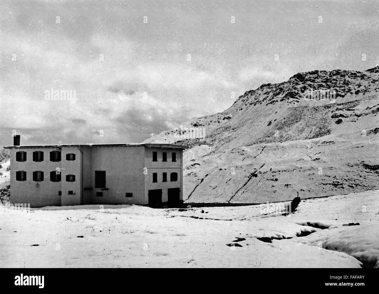 Das Rasthaus auf dem Furkapass, Schweiz 1930er Jahre. Inn at the Furka mountain pass, Switzerland 1930s. Stock Photo