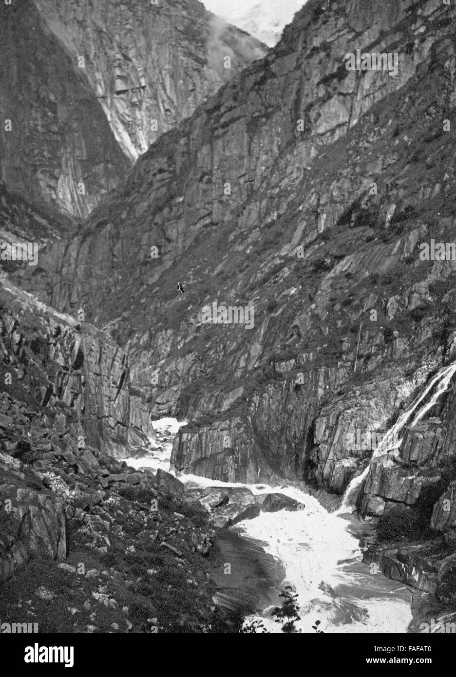 Die Reuss schlängelt sich durch das Gebirge, Schweiz 1930er Jahre. River Reuss flowing through a mountain range, Switzerland 1930s. Stock Photo