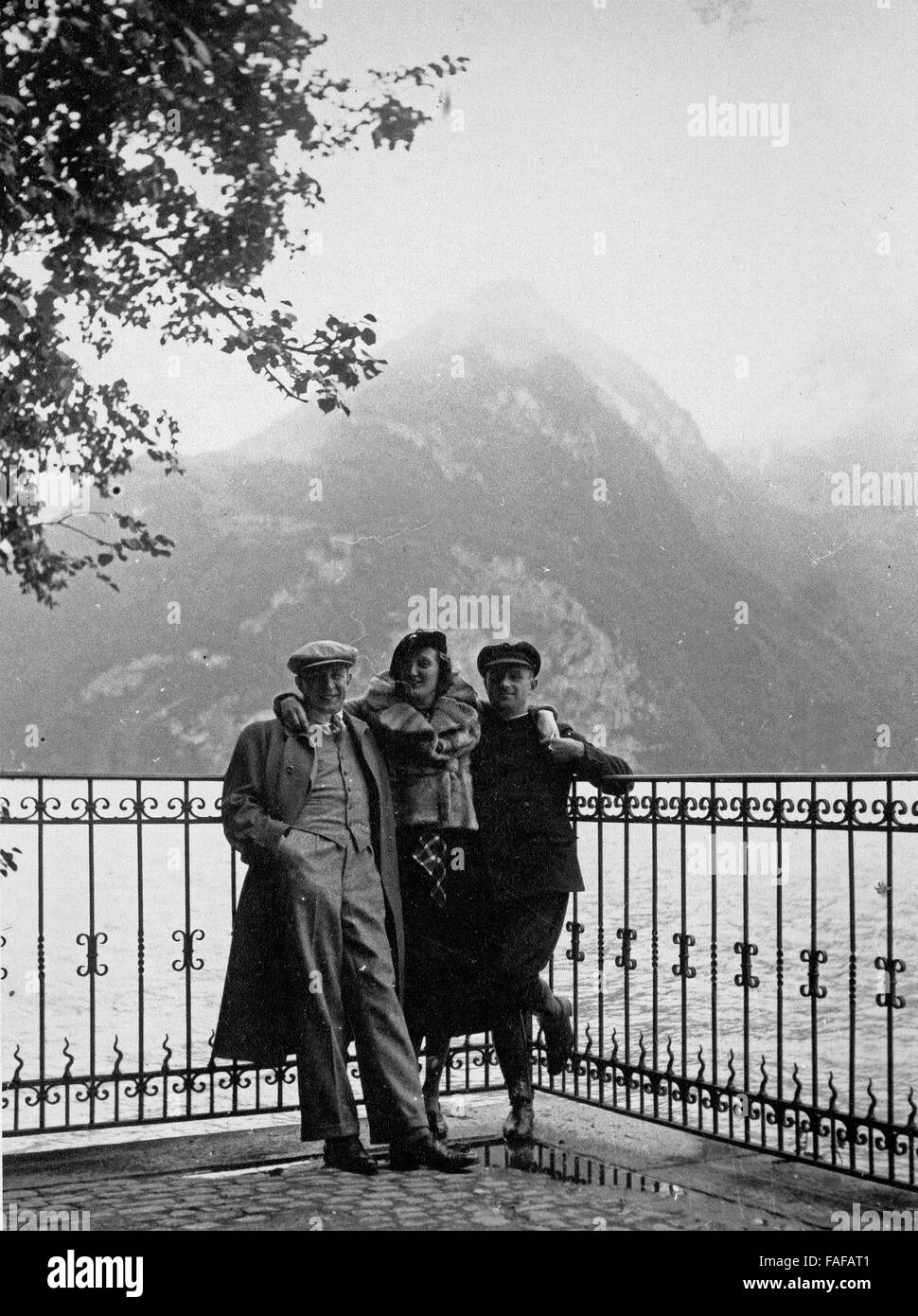 Touristen auf der Tellsplatte am Vierwaldstättersee im Kanton Uri, Schweiz 1930er Jahre. Tourists at Tell's platform on Lake Lucerne in Uri canton, Switzerland 1930s. Stock Photo