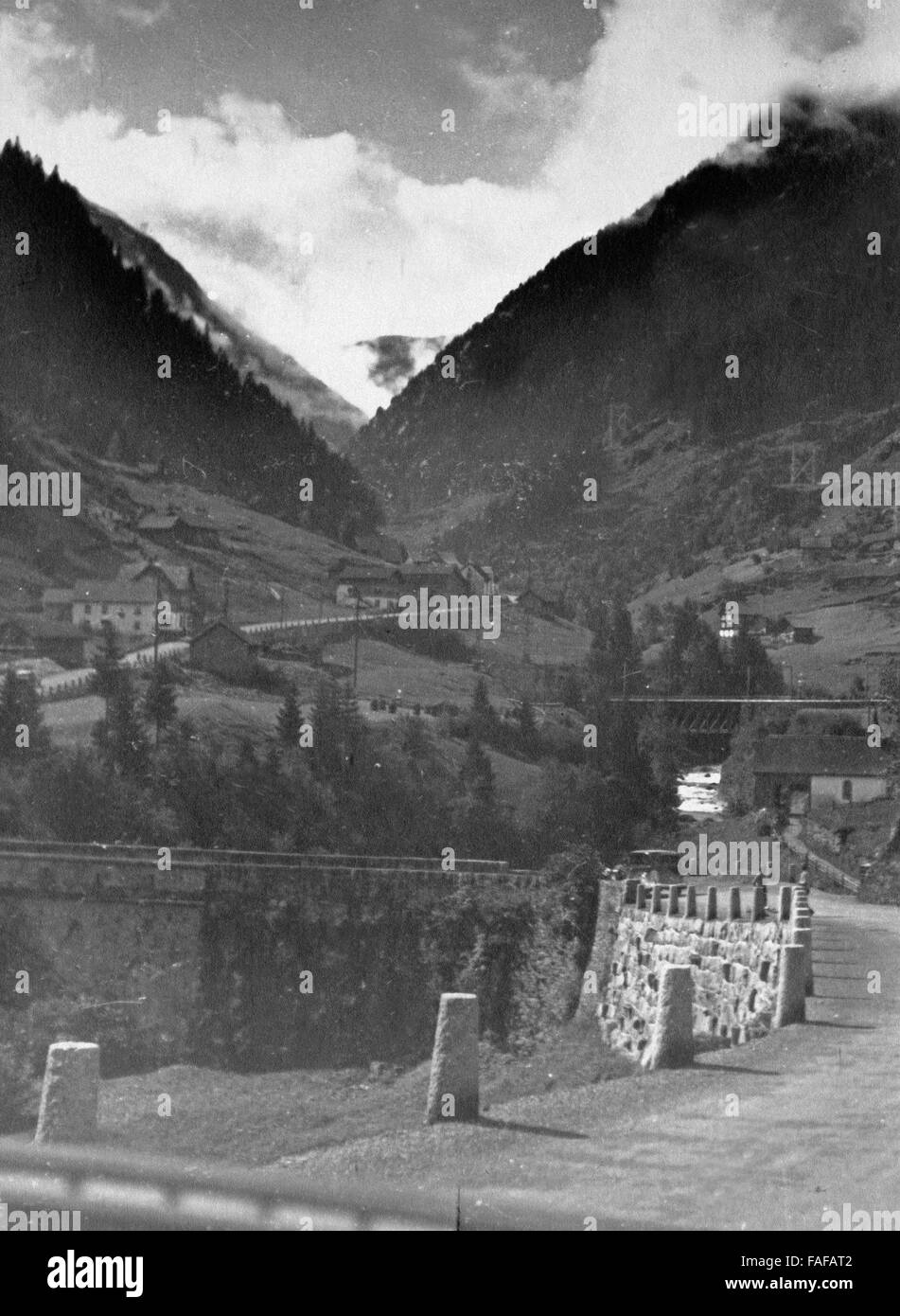 Malerisches Reusstal zwischen den Kantonen Uri und Wallis, Schweiz 1930er Jahre. Scenic valley of river Reuss between the cantons Uri and Wallis, Switzerland 1930s. Stock Photo