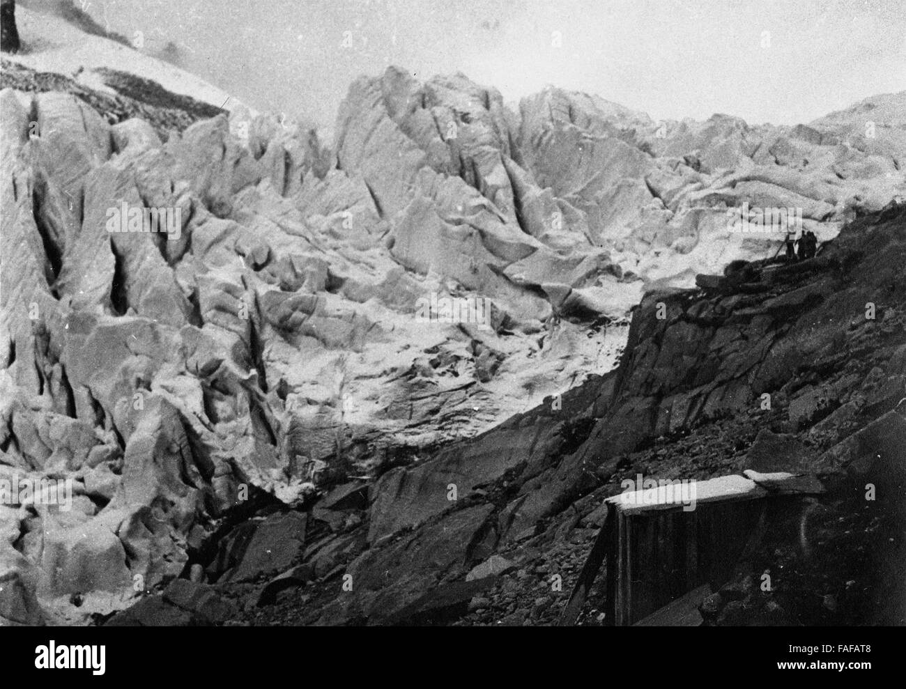 Am Rhonegletscher im Kanton Wallis, Schweiz 1930er Jahre. At Rhone glacier in Wallis canton, Switzerland 1930s. Stock Photo