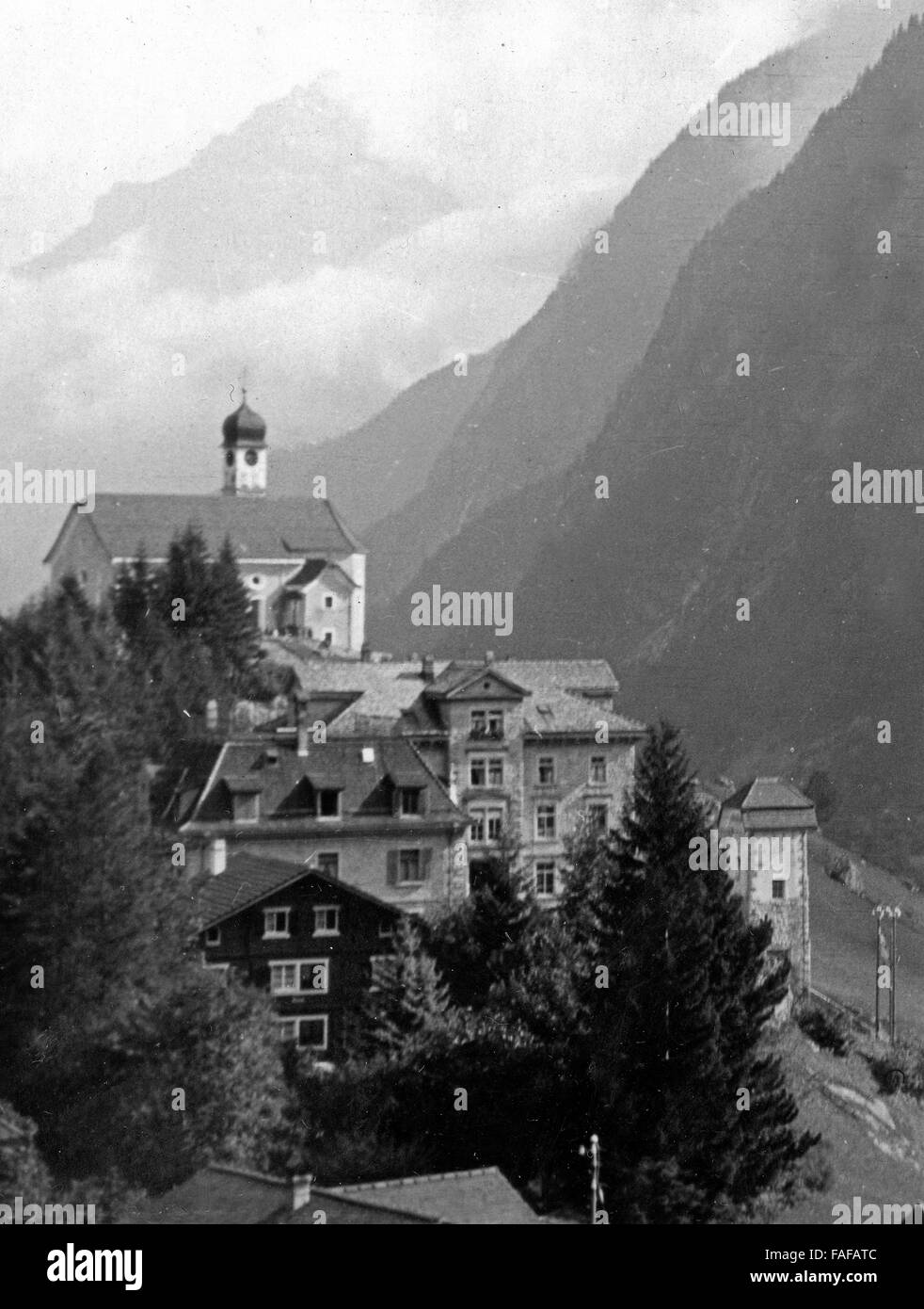 Die St. Gallus Kirche in Wassen im Reusstal im Kanton Uri, Schweiz 1930er Jahre. St. Gallus's church at Wassen in the valley of river Reuss in Uri canton, Switzerland 1930s. Stock Photo