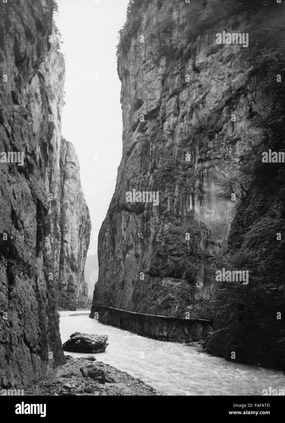 Die Aare schlängelt sich durch eine Schlucht, Schweiz 1930er Jahre. River Aare on its way through a canyon, Switzerland 1930s. Stock Photo
