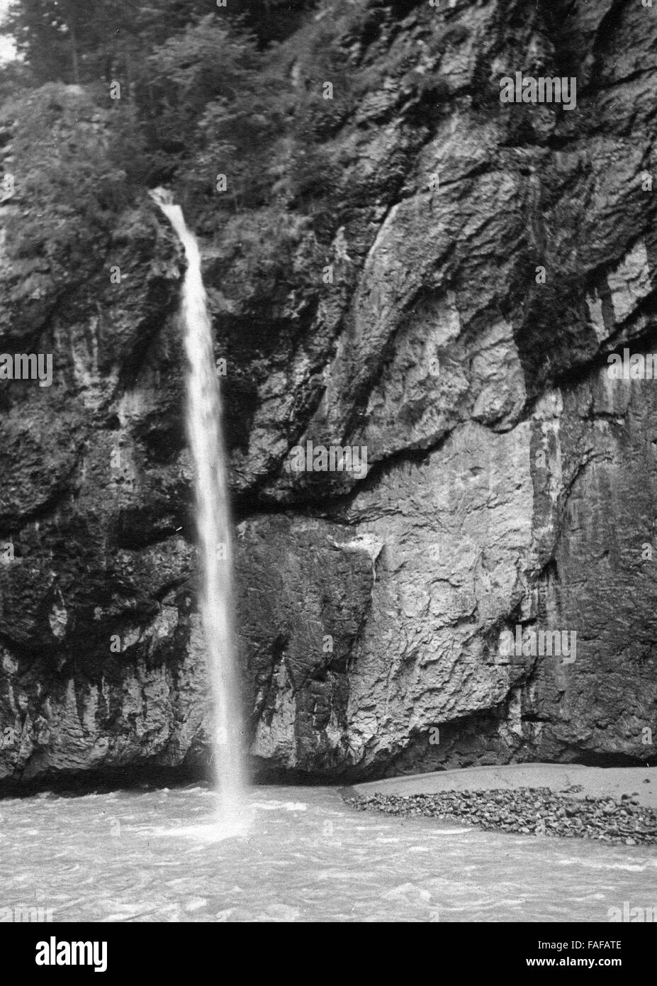 Die Aare schlängelt sich durch eine Schlucht, Schweiz 1930er Jahre. River Aare on its way through a canyon, Switzerland 1930s. Stock Photo