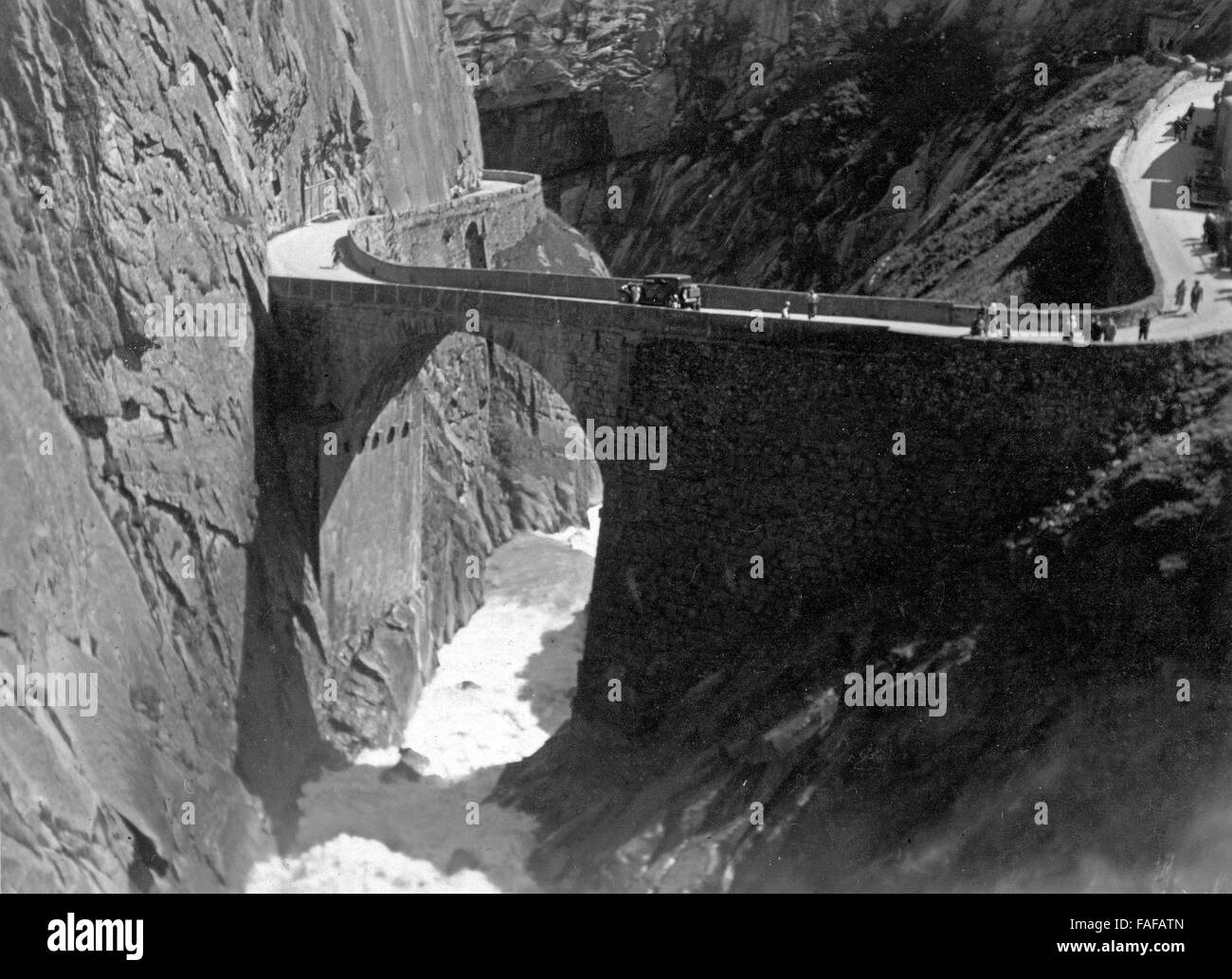 Die Teufelsbrücke in der Schöllenenschlucht im Kanton Uri, Schweiz 1930er Jahre. Teufelsbruecke bridge at Schoellenen canyon in Uri canton, Switzerland 1930s. Stock Photo