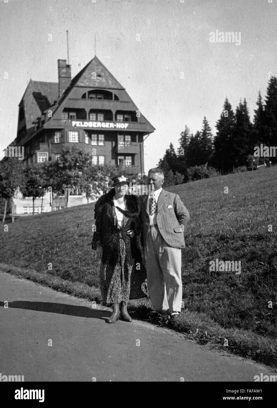 Ein Paar vor der Hotel Feldberger Hof im Schwarzwald, Deutschland 1930er Jahre. A couple in front of Feldberger Hof hotel at Black Forest, Germany 1930s. Stock Photo
