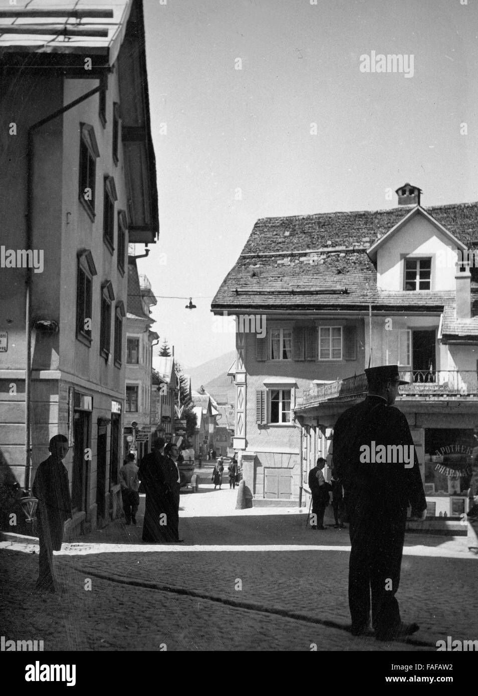 Straßenszene in Andermatt im Kanton Uri, Schweiz 1930er Jahre. Street impression of Andermatt at Uri canton, Switzerland 1930s. Stock Photo