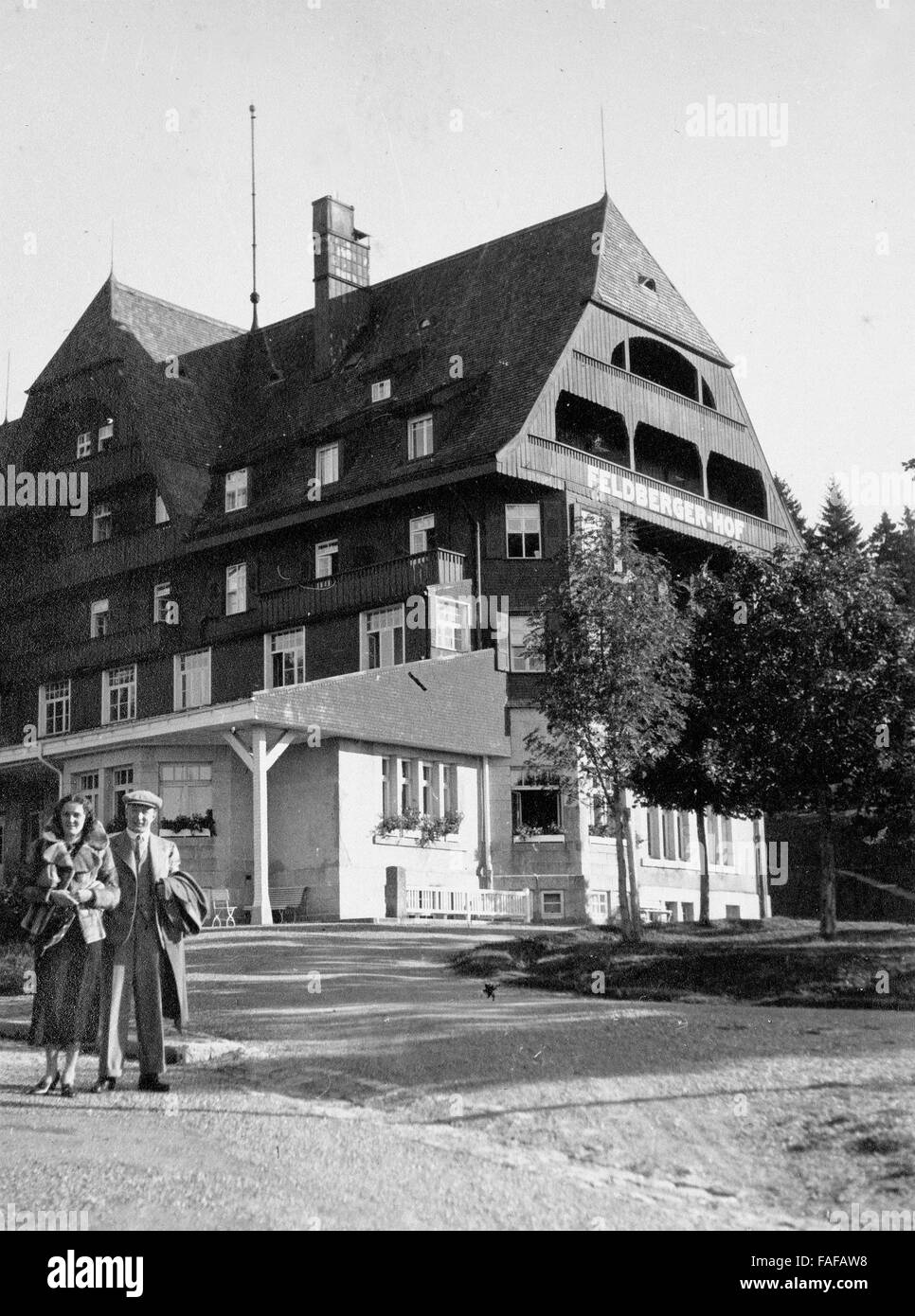 Ein Paar vor dem Hotel Feldberger Hof im Schwarzwald, Deutschland 1930er Jahre. A couple in front of Feldberger Hof hotel at Black Forest, Germany 1930s. Stock Photo