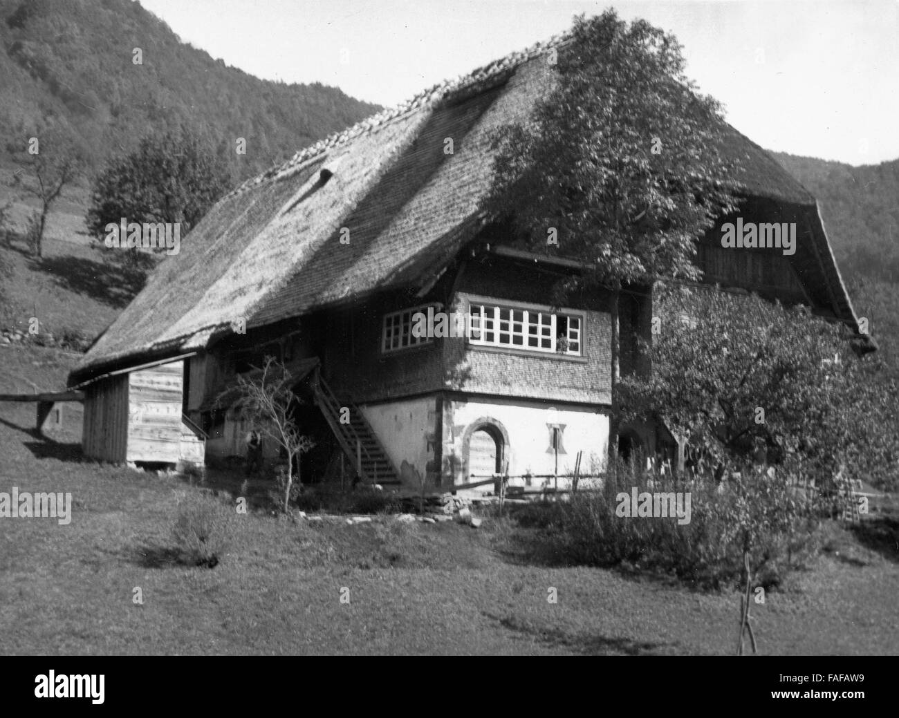 Schwarzwaldhaus im Wolfachtal im Schwarwald, Deutschland 1930er Jahre. Black Forest house at Wolfachtal valley, Germany 1930s. Stock Photo