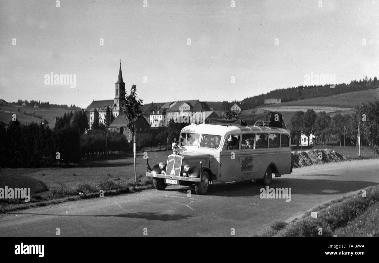 Reisebus der Heimatfreunde Köln vor Schönwald im Schwarzwald, Deutschland 1930er Jahre. Coach of Heimatfreunde club of Cologne near Schoenwald at Black Forest, Germany 1930s. Stock Photo