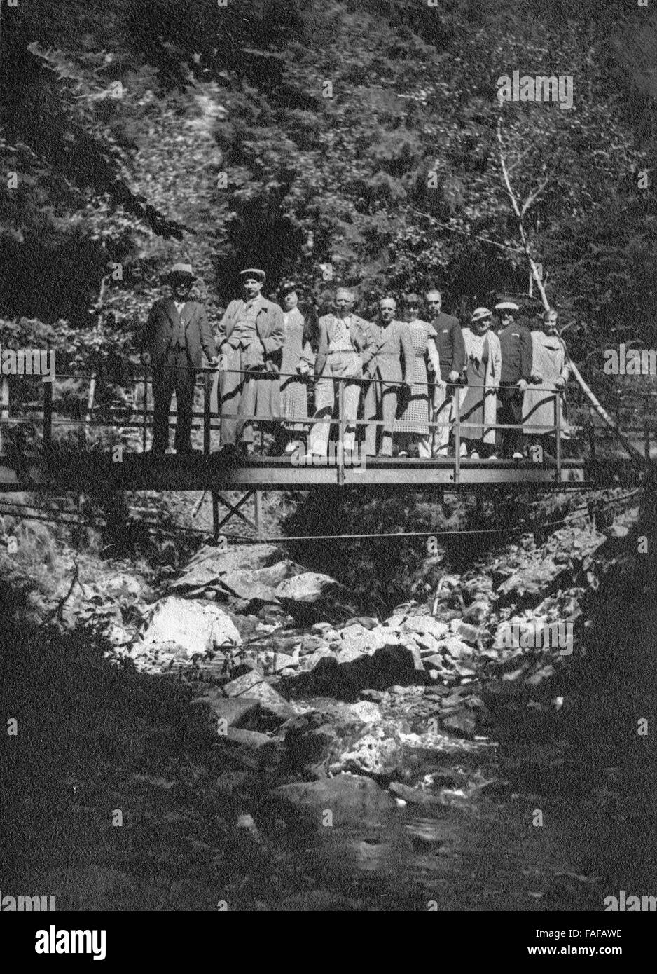 Touristengruppe posiert in der Ravennschlucht, Schweiz 1930er Jahre. Tpourist group posing at Ravenna canyon, Switzerland 1930s. Stock Photo