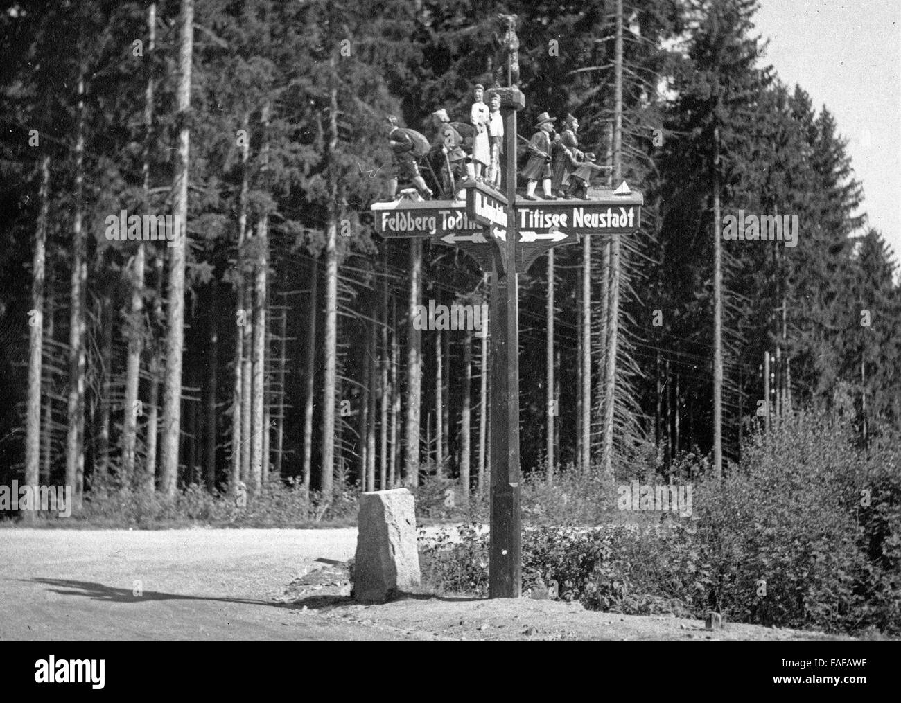 Wegweiser nach Todtnau und Titisee Neustadt im Schwarzwald, Deutschland 1930er Jahre. Fingerpost to Todtnau and Lake Titisee Neustadt in Black Forest, Germany 1930s. Stock Photo