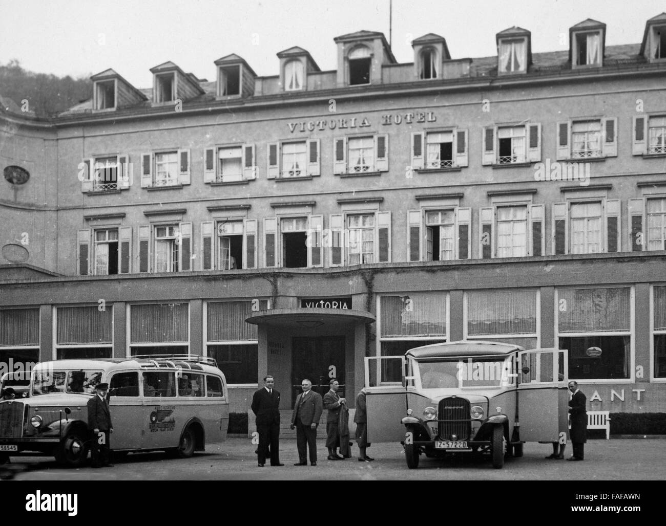 Reisebusse vor dem Hotel Victoria in Heidelberg, Deutschland 1930er Jahre. Coaches in front of Victoria hotel at Heidelberg, Germany 1930s. Stock Photo