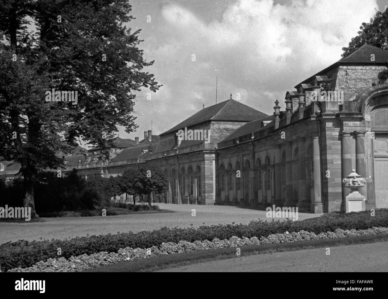 Im Garten von Schloss Schwetzingen, Deutschland 1930er Jahre. At the gardens of Schwetzingen castle, Germany 1930s. Stock Photo
