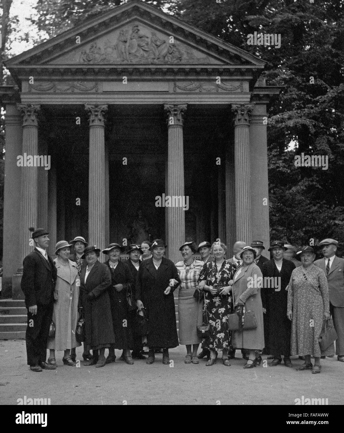 Reisegruppe der Heimatfreunde Köln posiert vor einem Pavillon im Schlossgarten in Schwetzingen, Deutschland 1930er Jahre. Tourist group in front of a pavillon at the gardens of Schwetzingen castle, Deutschland 1930s. Stock Photo
