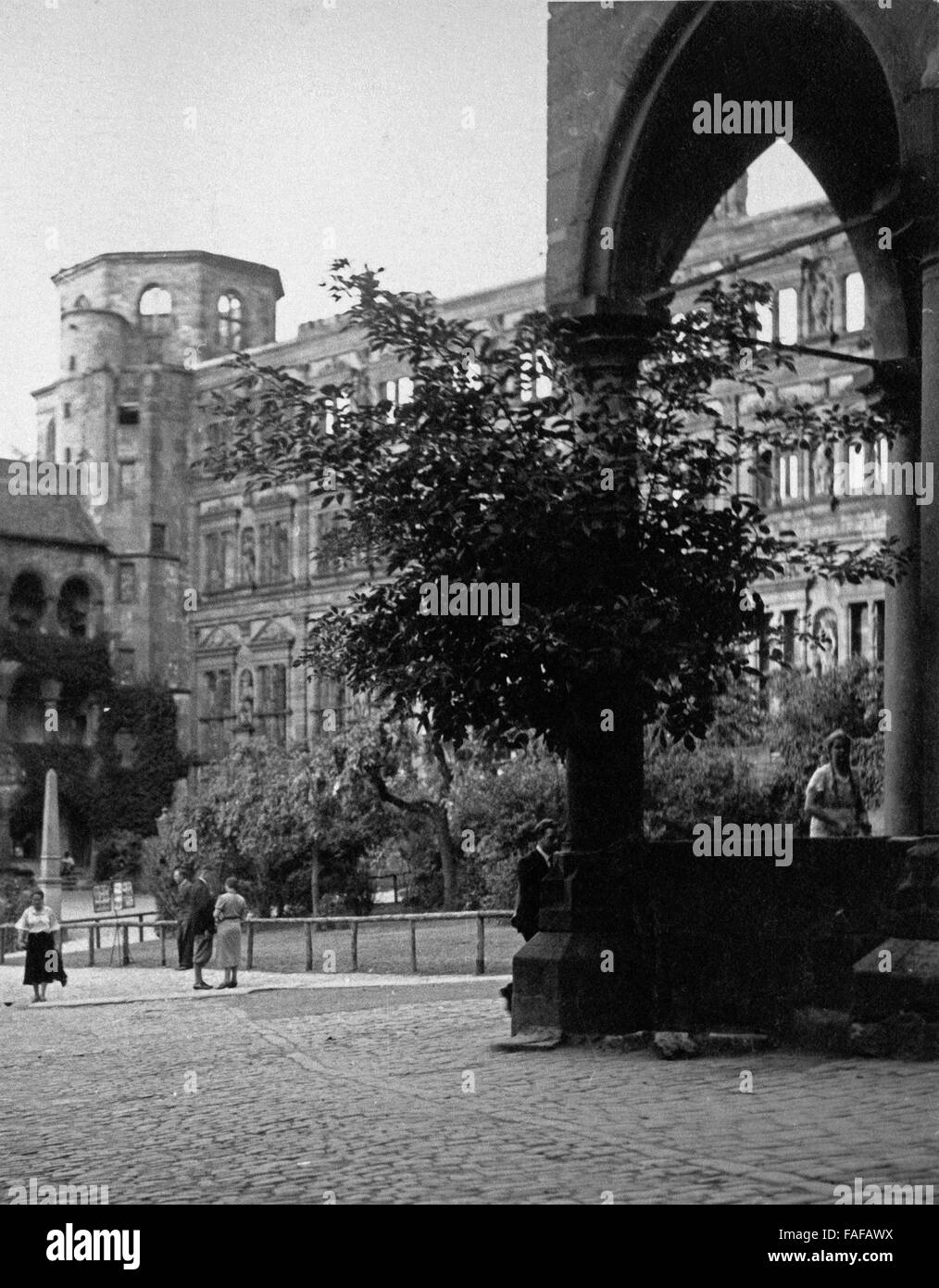 Im Schlosshof von Heidelberg, Deutschland 1930er JAhre. At the courtyard of Heidelberg castle, GErmany 1930s. Stock Photo
