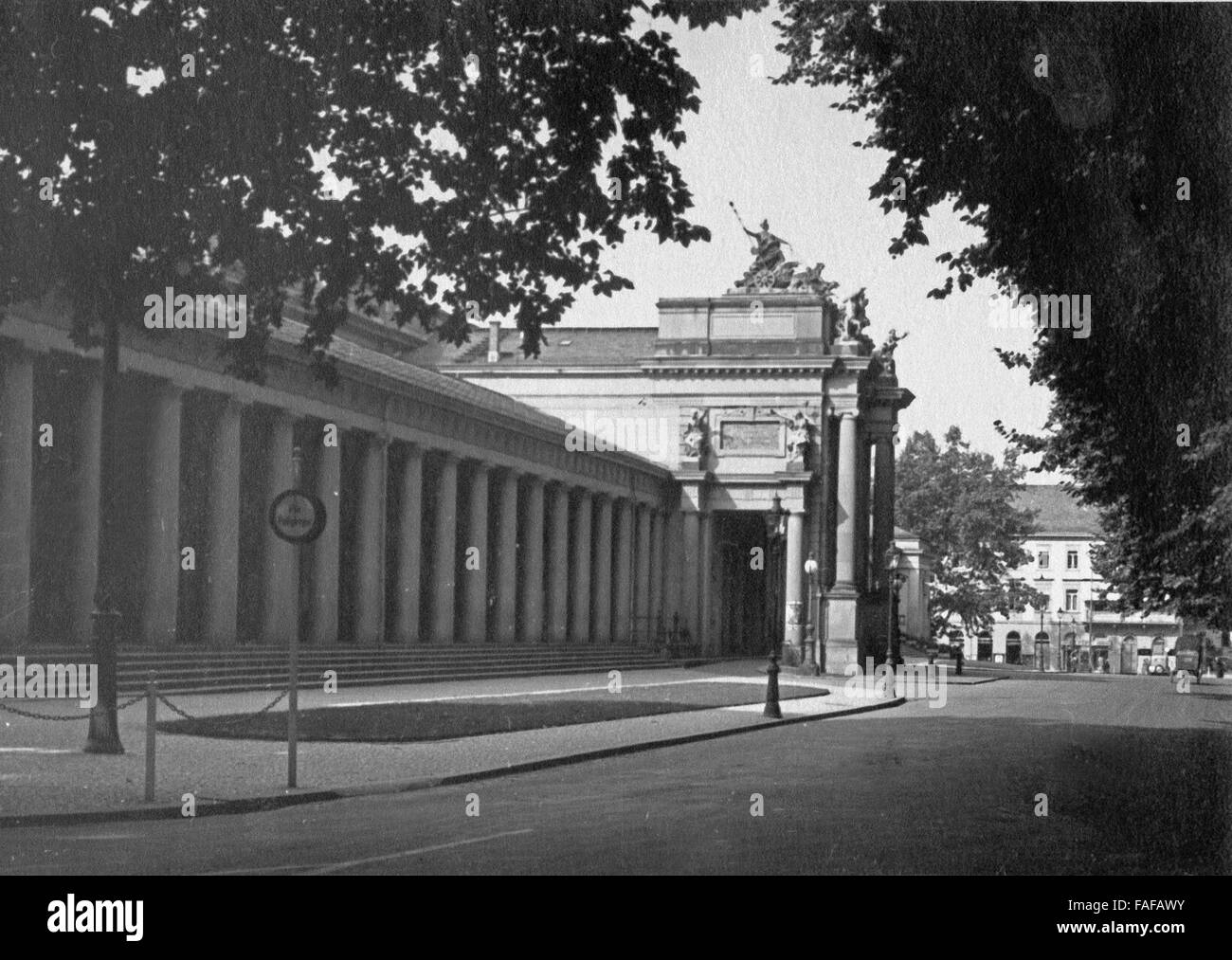 kolonnaden im Kurbad Wiesbaden, Deutschland 1930er Jahre. Colonnades at spa resort Wiesbaden, Germany 1930s. Stock Photo