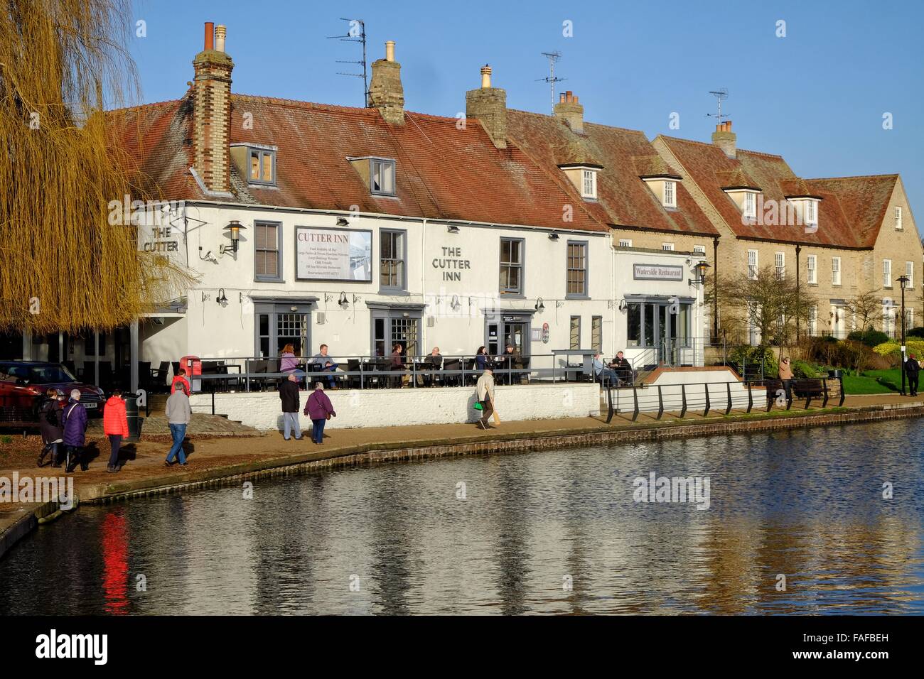 Ely, Cambridgeshire, UK.  29 Dec 2015.   Sunshine and a clear blue sky on the Great Ouse  river in the Cathedrl City of Ely show a tranquil scene in marked contrast to the flooding further north. Credit:  Tom Corban/Alamy Live News Stock Photo