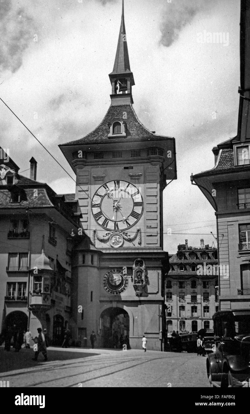 Am Zeitglockenturm in Bern, Schweiz 1930er Jahre. Zytglogge tower at Berne, Switzerland 1930s. Stock Photo