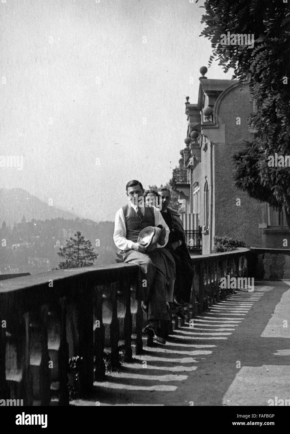 Touristen sitzen auf der Brüstung auf dem Schloss in Baden Baden, Deutschland 1930er Jahre. Tourists sitting on the railing of Baden Baden castle, Germany 1930s. Stock Photo