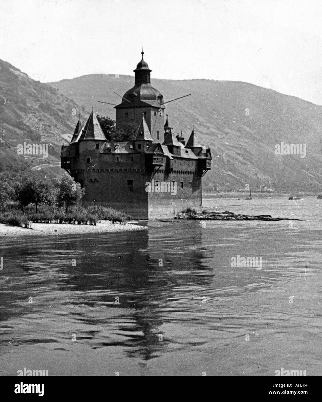 Die Burg Pfalzgrafenstein im Rhein bei Kaub, Deutschland 1930er Jahre. Pfalzgrafenstein castle near Kaub on river Rhine, Germany 1930s. Stock Photo