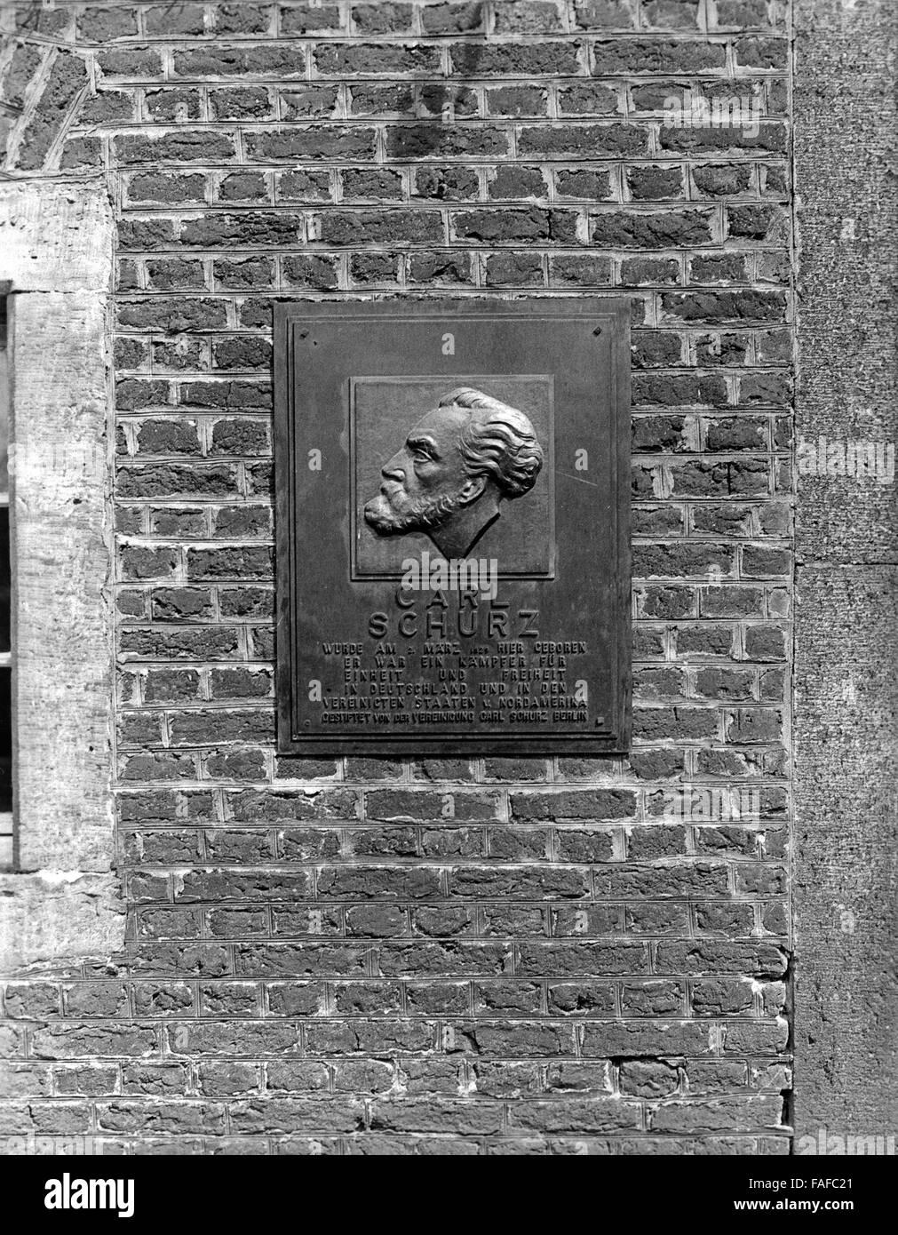 Gedenkplakette am Geburtshaus von Carl Schurz in Liblar bei Erftstadt, Deutschland 1930er Jahre. Memorial plate at the house where Carl Schurz was born at Liblar near Erfstadt, Germany 1930s. Stock Photo
