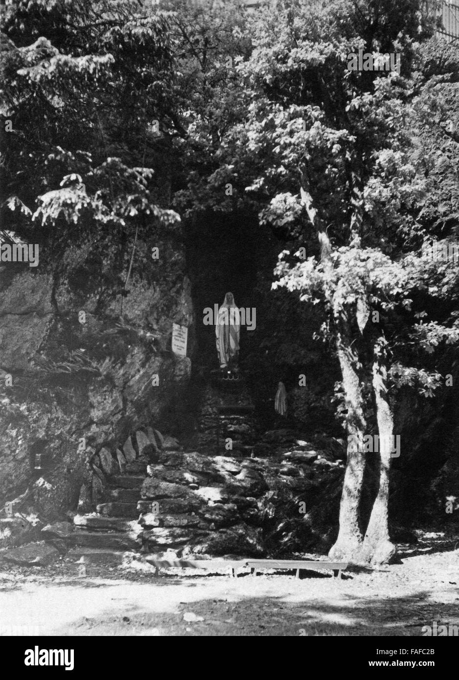 Die Lourdesgrotte mit der Marienstatue bei Richelsley im Hohen Venn, Deutschland 1920er Jahre. Lourdes grotto with statue of Holy Mary at Richelsley in Hohes Venn region, Germany 1920s. Stock Photo