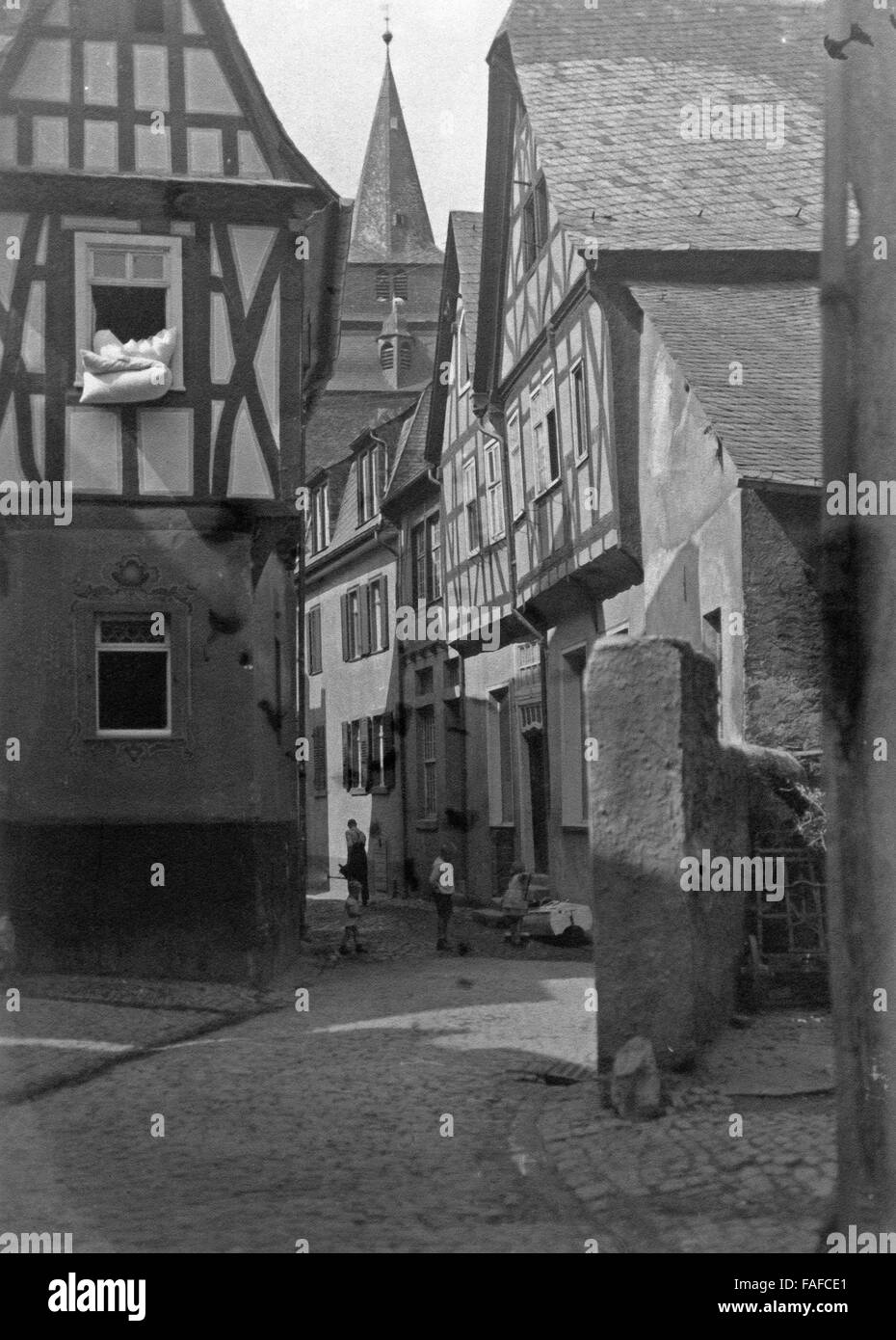 Blick in eine Gasse mit Häusern mit freigelegem Fachwerk in Braubach im Rhein Lahn Kreis, Deutschland 1920er Jahre. View to a lane with houses with relaunched  panel walls at Braubach, Germany 1920s. Stock Photo