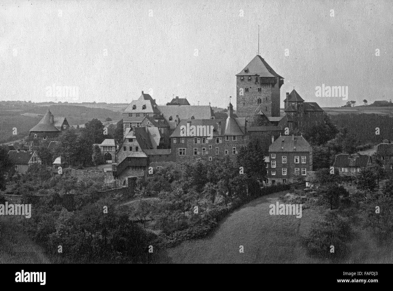Blick auf Schloss Burg bei Solingen, Deutschland 1920er Jahre. View to Schloss Burg castle near Solingen, Germany 1920s. Stock Photo