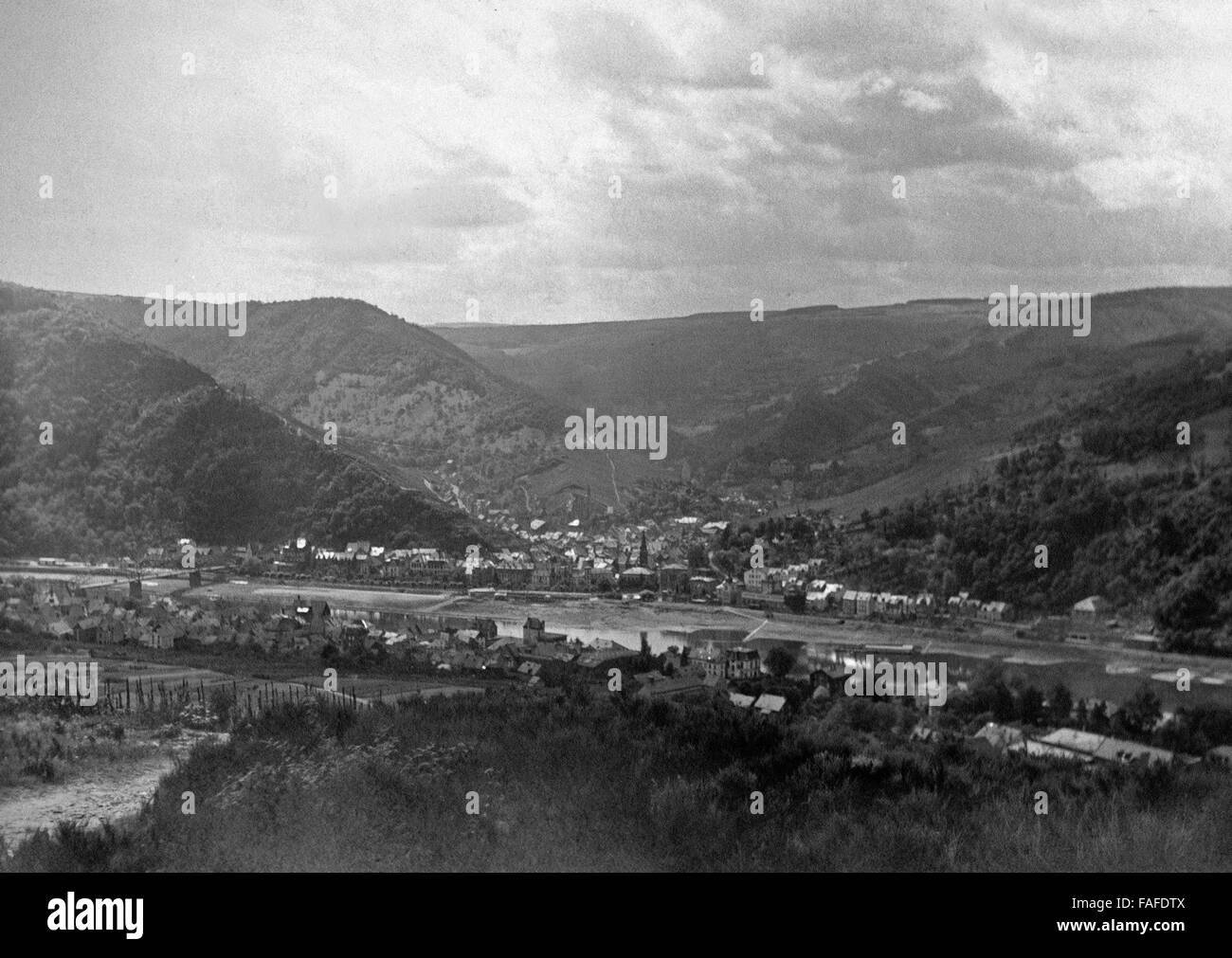 Blick auf Traben Trarbach an der Mosel, Deutschland 1930er Jahre. View to Traben Trarbach on river Moselle, Germany 1930s. Stock Photo