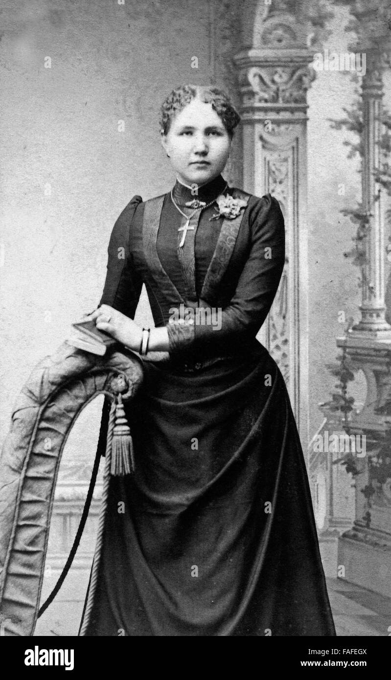 Porträt einer Frau beim Fotografen, Deutschland 1900er Jahre. Portrait of a  woman at the photographer, Germany 1900s Stock Photo - Alamy