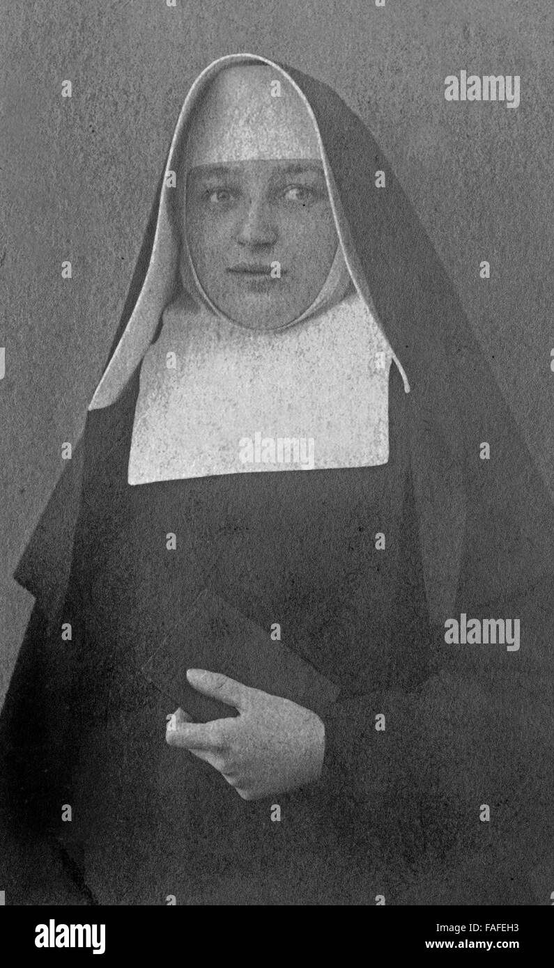 Eine Nonne beim Fotografen, Deutschland 1910er Jahre. A nun at the photographer, Germany 1910s. Stock Photo